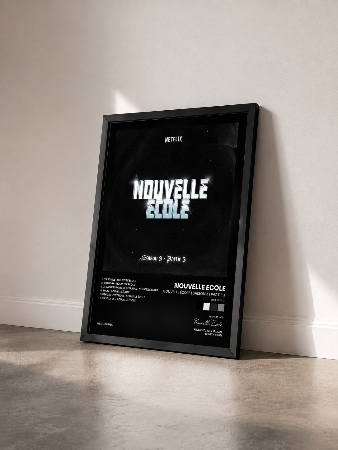 #noir Tableau de l'album Nouvelle École | Saison 3 | Partie 3 (Série Netflix) de Nouvelle Ecole vu de trois quarts, cadre noir