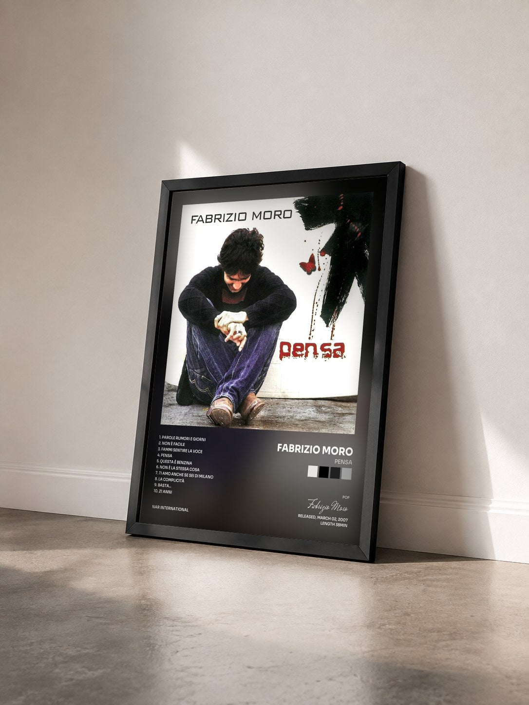 #noir Tableau de l'album Pensa de Fabrizio Moro vu de trois quarts, cadre noir
