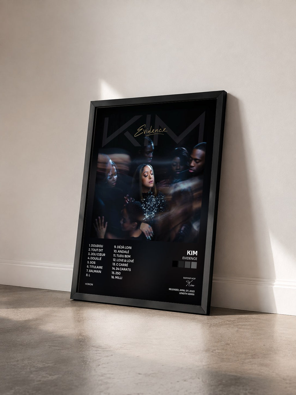 #noir Tableau de l'album Evidence de Kim vu de trois quarts, cadre noir