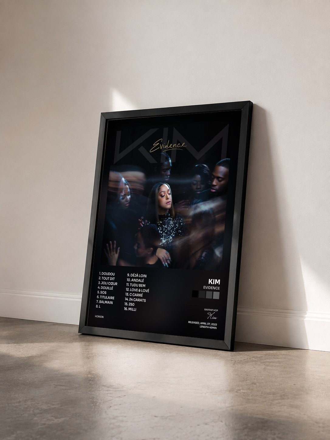 #noir Tableau de l'album Evidence de Kim vu de trois quarts, cadre noir