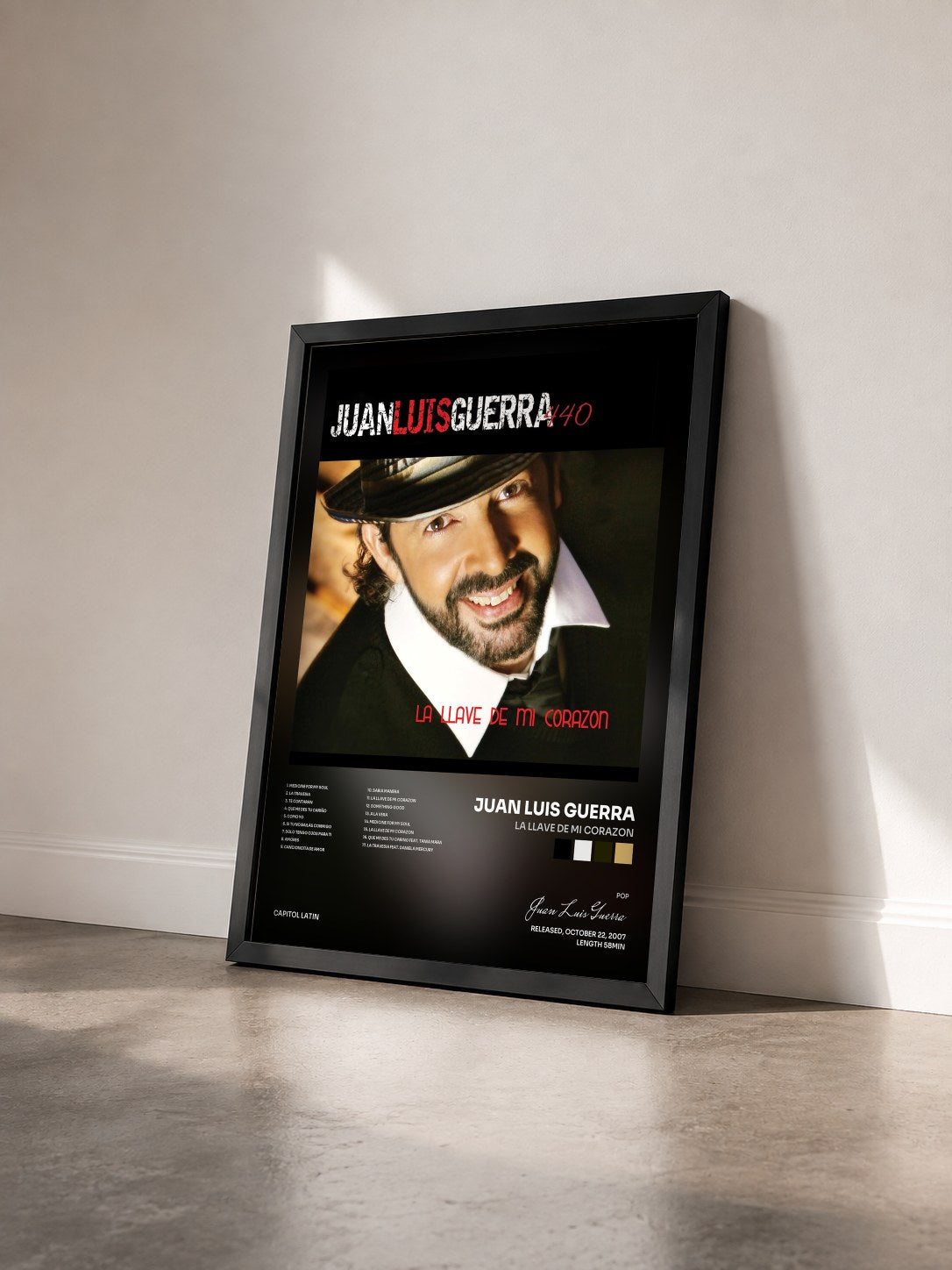 #noir Tableau de l'album La Llave De Mi Corazon de Juan Luis Guerra vu de trois quarts, cadre noir