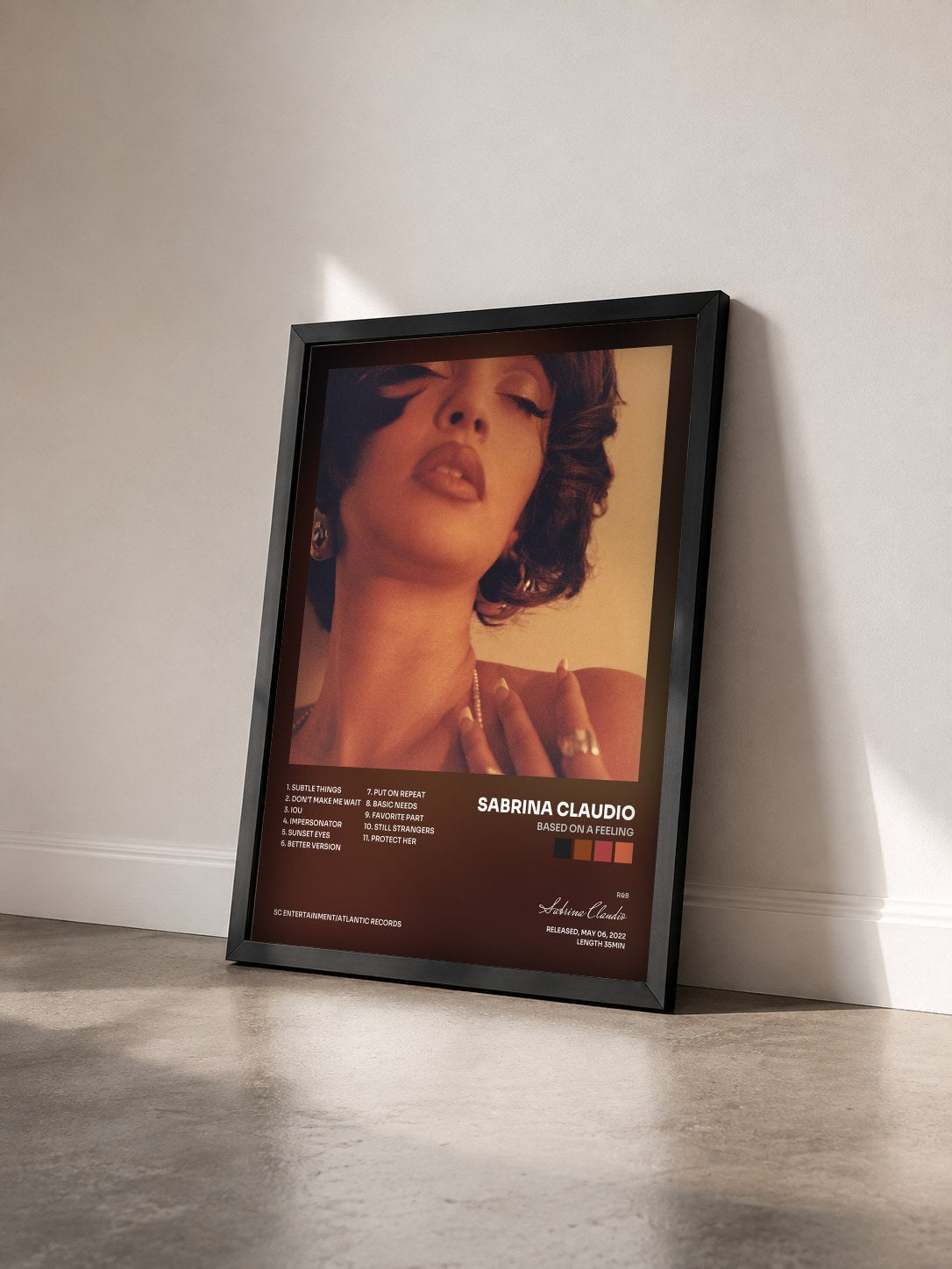 #noir Tableau de l'album Based On A Feeling de Sabrina Claudio vu de trois quarts, cadre noir