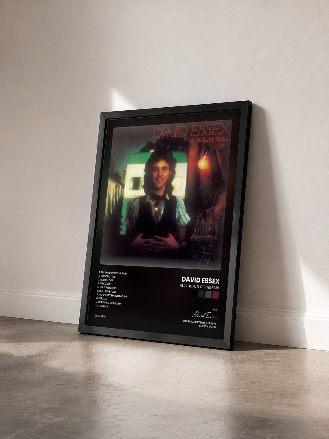 #noir Tableau de l'album ALL THE FUN OF THE FAIR de David Essex vu de trois quarts, cadre noir