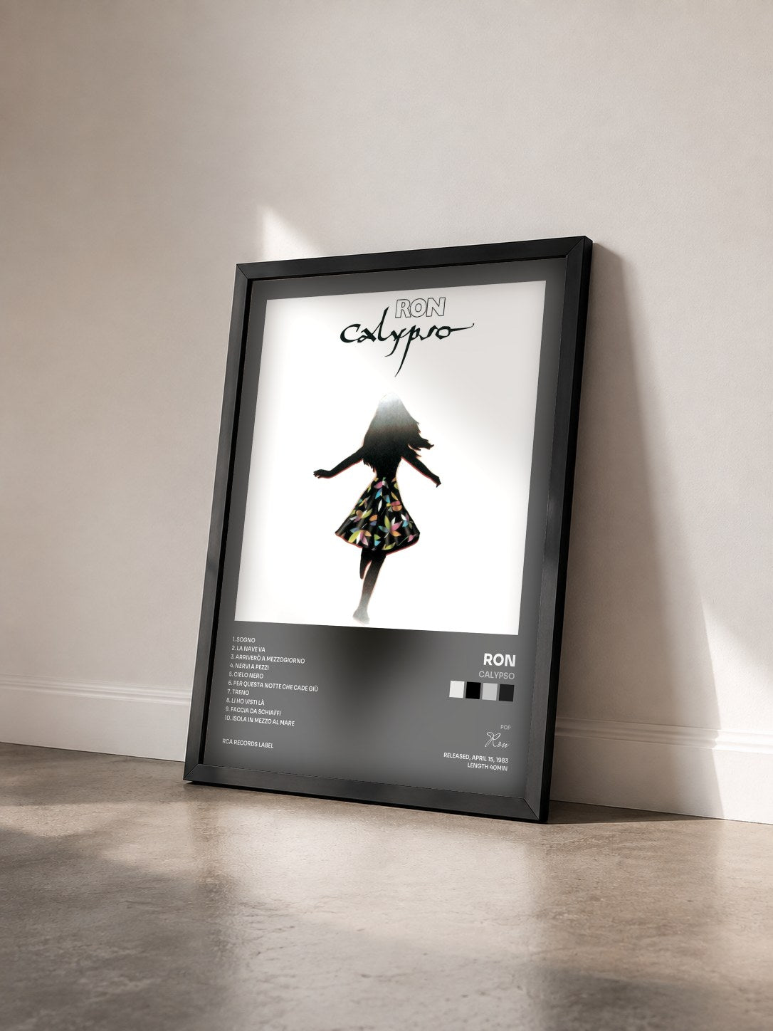 #noir Tableau de l'album Calypso de Ron vu de trois quarts, cadre noir