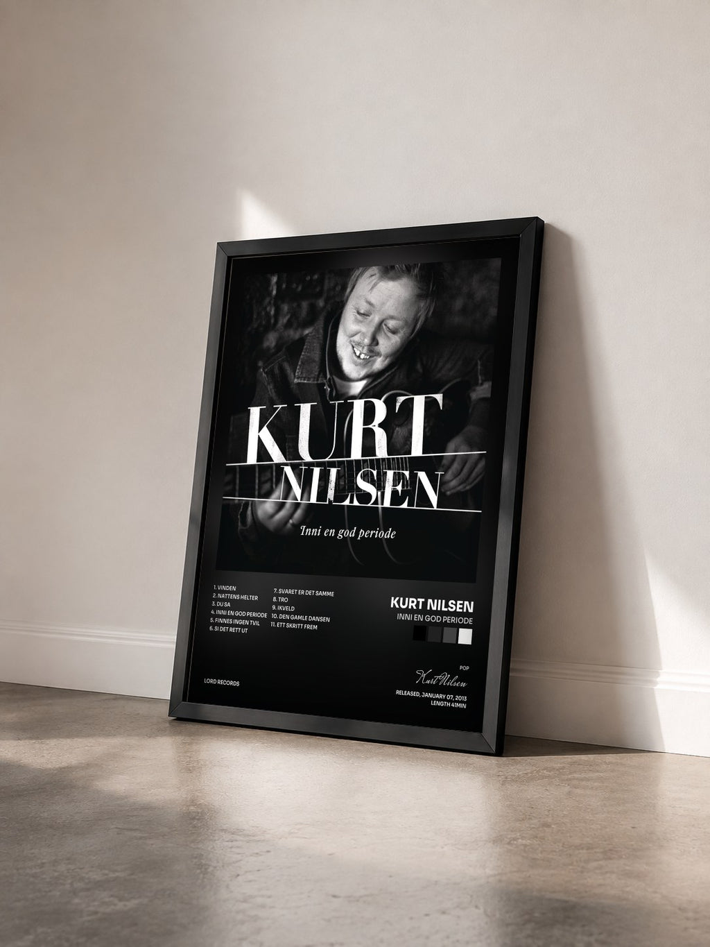 #noir Tableau de l'album Inni en god periode de Kurt Nilsen vu de trois quarts, cadre noir