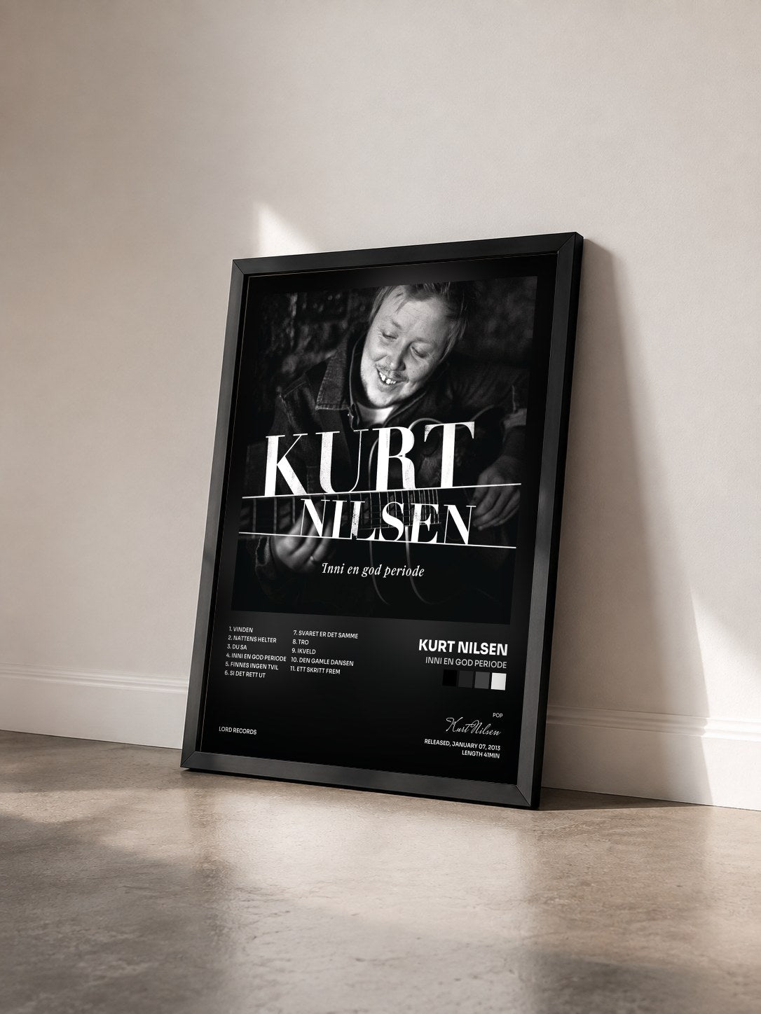 #noir Tableau de l'album Inni en god periode de Kurt Nilsen vu de trois quarts, cadre noir