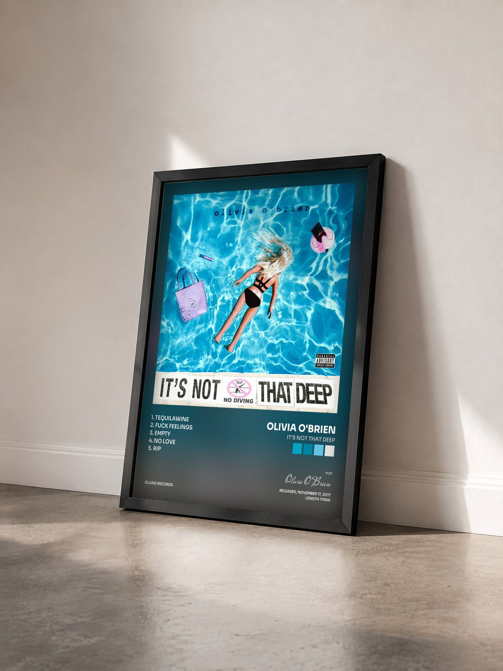 #noir Tableau de l'album It's Not That Deep de Olivia O'Brien vu de trois quarts, cadre noir