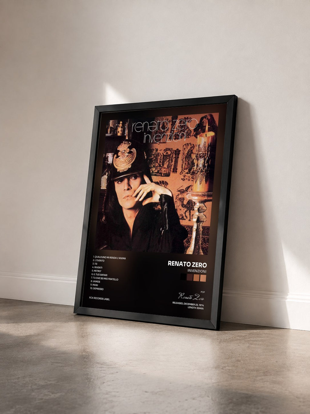#noir Tableau de l'album Invenzioni de Renato Zero vu de trois quarts, cadre noir