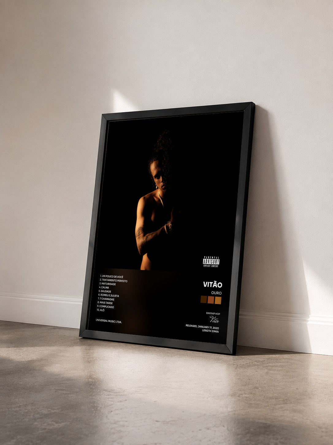 #noir Tableau de l'album Ouro de Vitão vu de trois quarts, cadre noir