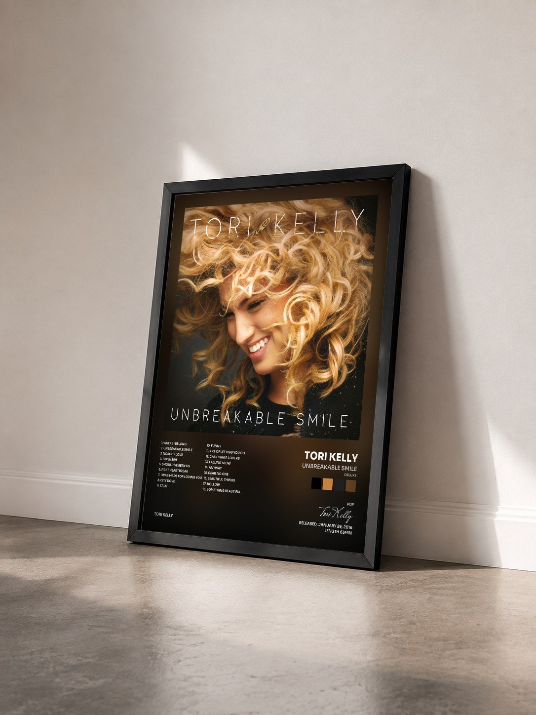 #noir Tableau de l'album Unbreakable Smile (Deluxe) de Tori Kelly vu de trois quarts, cadre noir