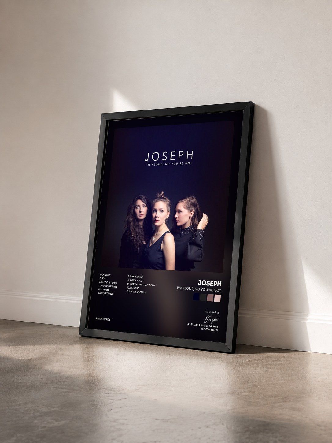 #noir Tableau de l'album I'm Alone, No You're Not de Joseph vu de trois quarts, cadre noir