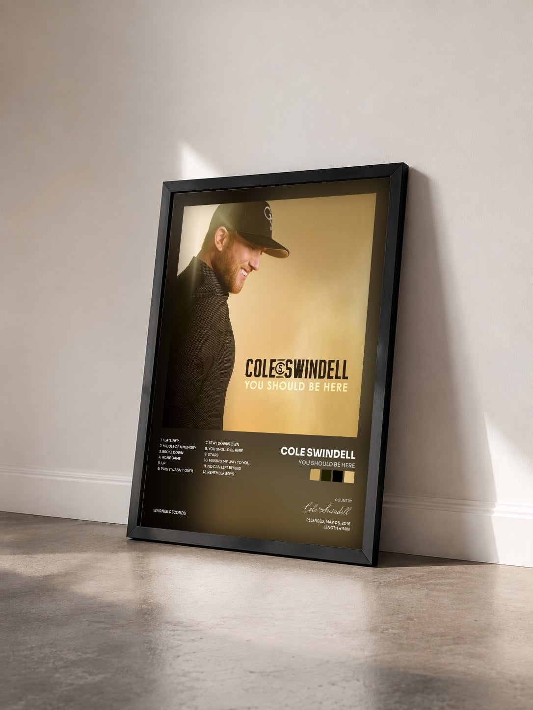 #noir Tableau de l'album You Should Be Here de Cole Swindell vu de trois quarts, cadre noir