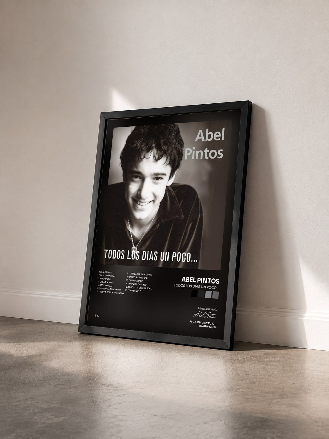 #noir Tableau de l'album Todos Los Dias Un Poco... de Abel Pintos vu de trois quarts, cadre noir