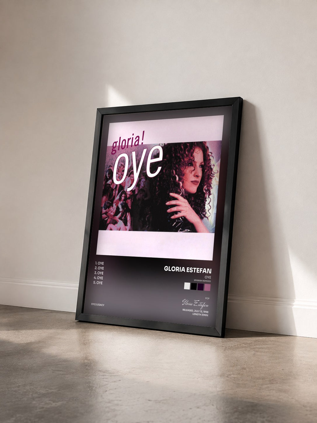 #noir Tableau de l'album Oye (Spanish Remixes) de Gloria Estefan vu de trois quarts, cadre noir