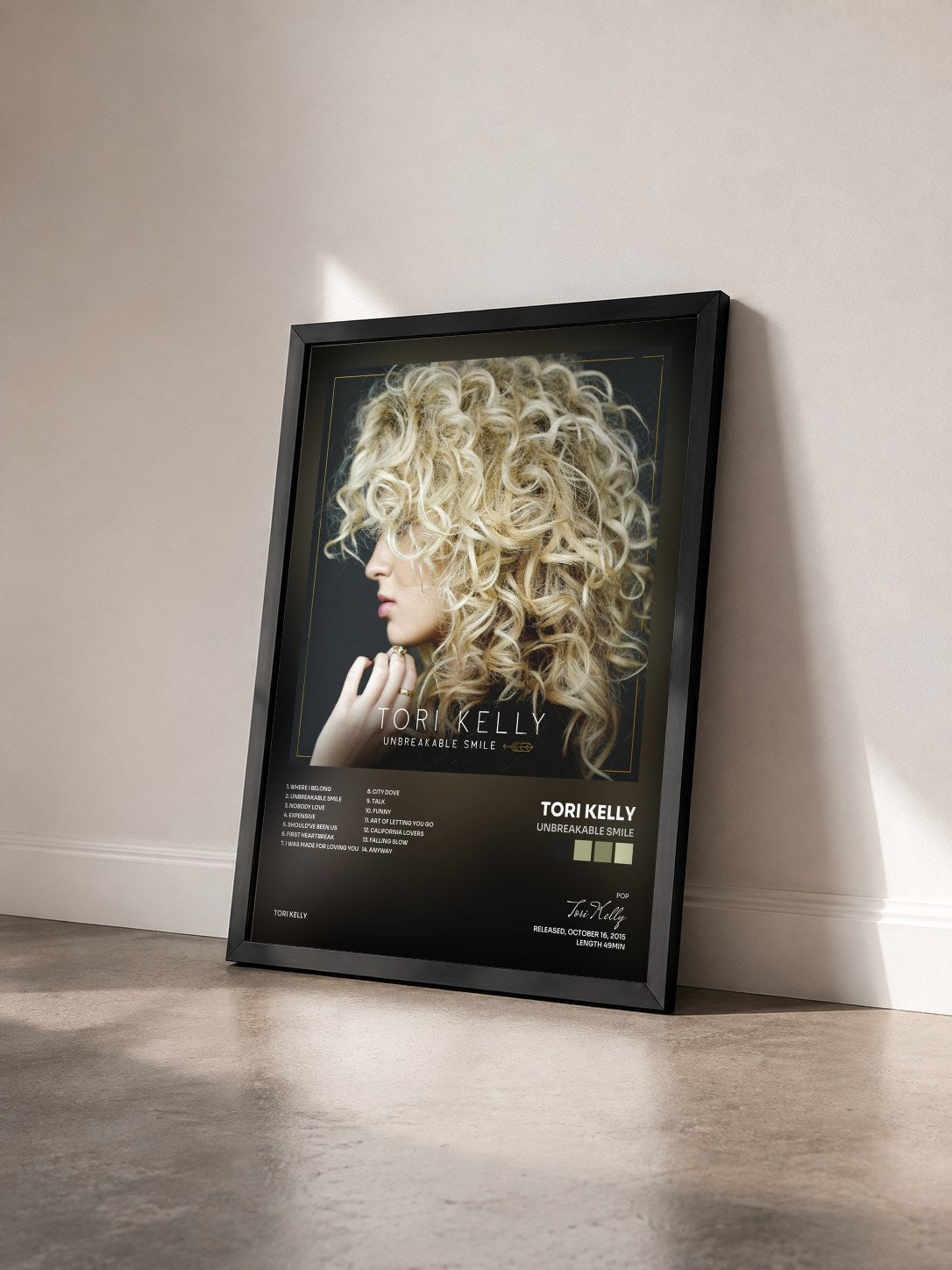 #noir Tableau de l'album Unbreakable Smile de Tori Kelly vu de trois quarts, cadre noir