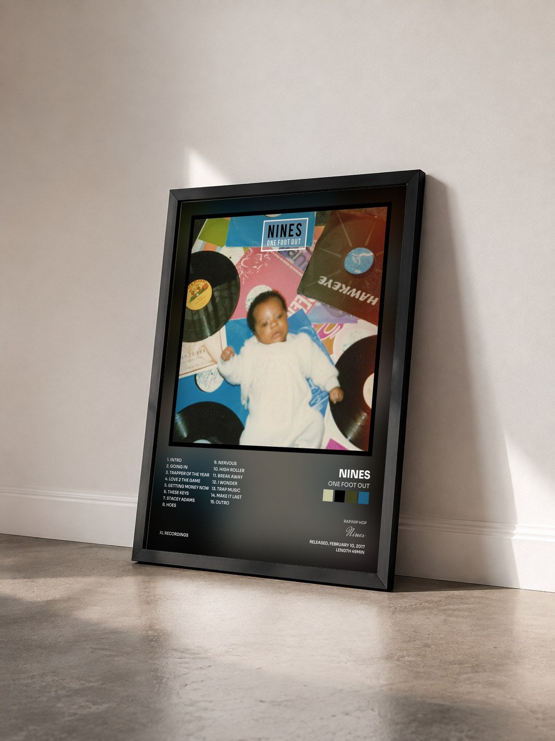 #noir Tableau de l'album One Foot Out de Nines vu de trois quarts, cadre noir