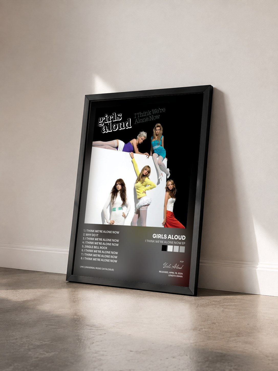 #noir Tableau de l'album I Think We're Alone Now EP de Girls Aloud vu de trois quarts, cadre noir