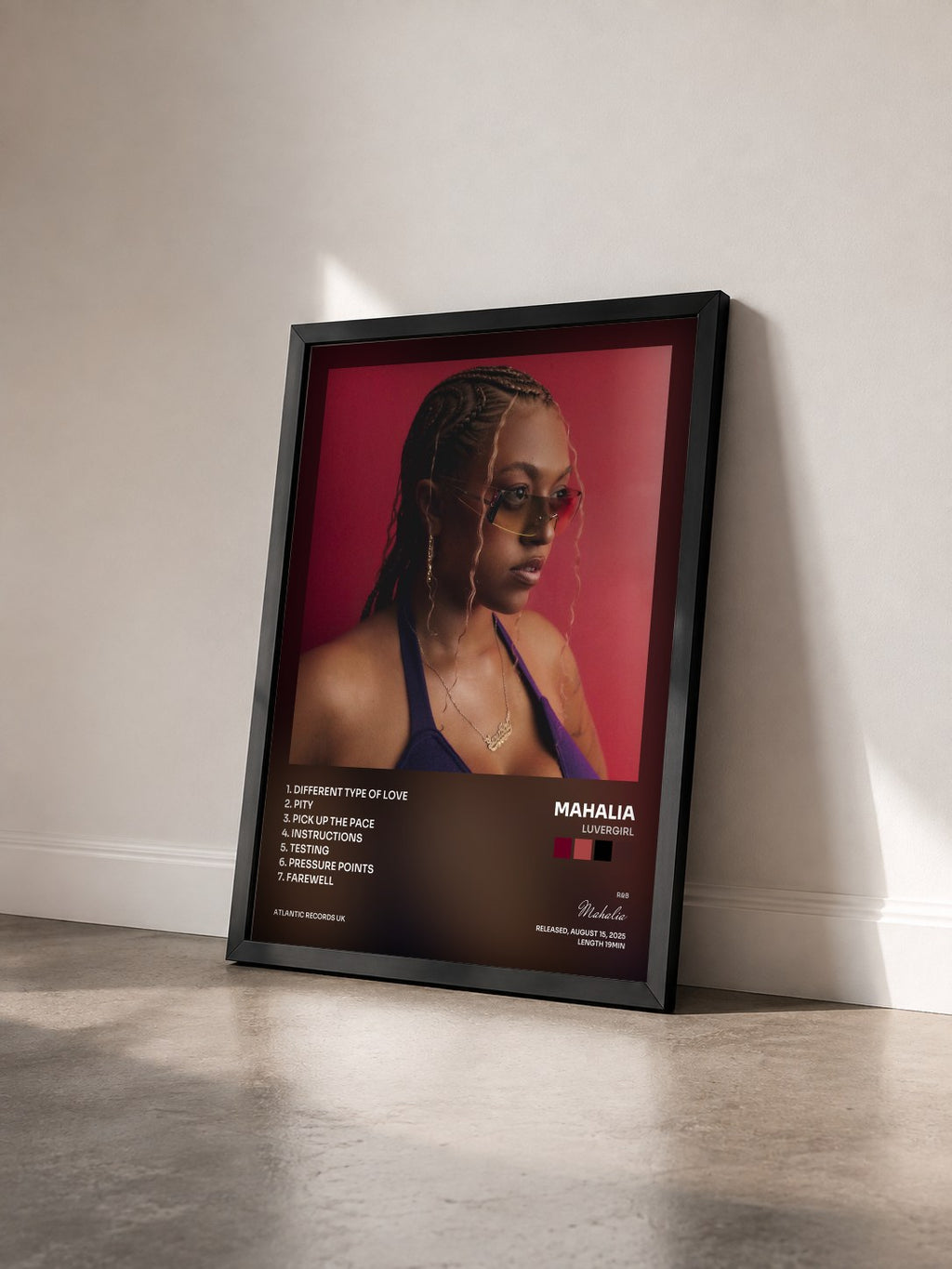 #noir Tableau de l'album Luvergirl de Mahalia vu de trois quarts, cadre noir