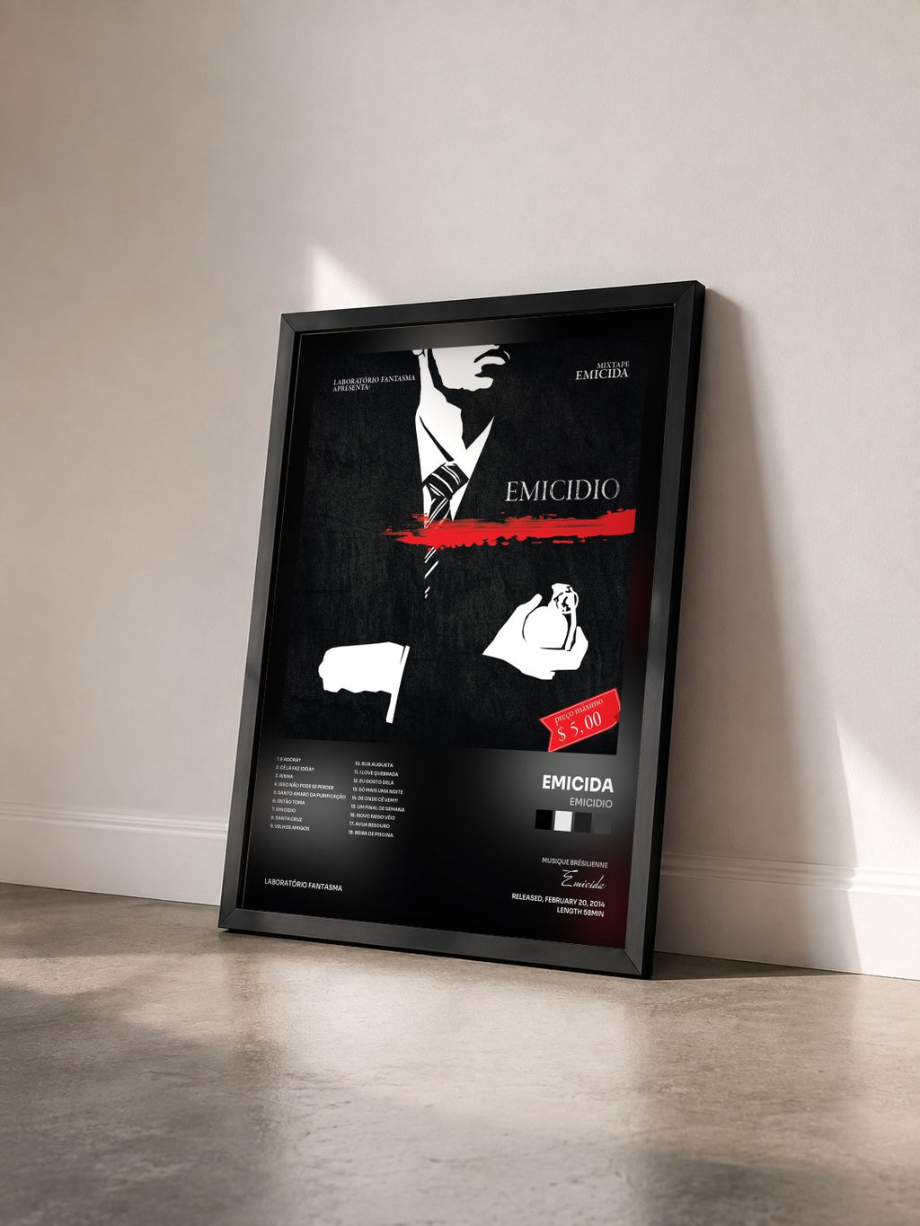 #noir Tableau de l'album Emicidio de Emicida vu de trois quarts, cadre noir