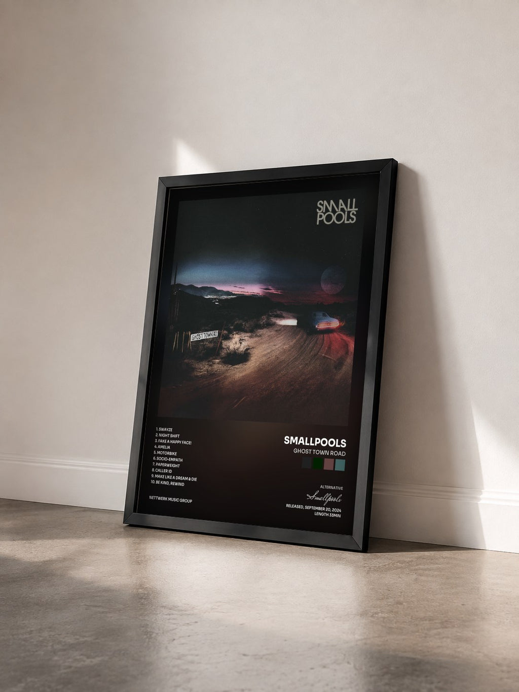 #noir Tableau de l'album Ghost Town Road de Smallpools vu de trois quarts, cadre noir