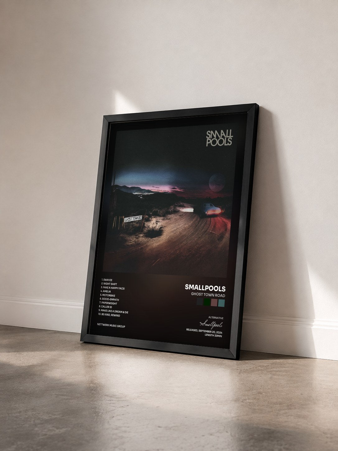 #noir Tableau de l'album Ghost Town Road de Smallpools vu de trois quarts, cadre noir
