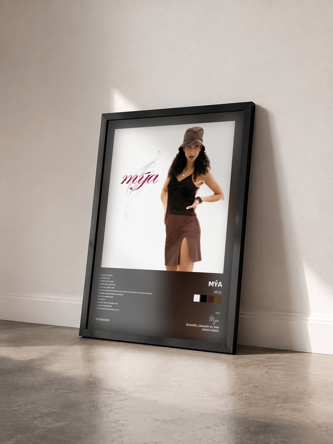 #noir Tableau de l'album Mya de Mýa vu de trois quarts, cadre noir