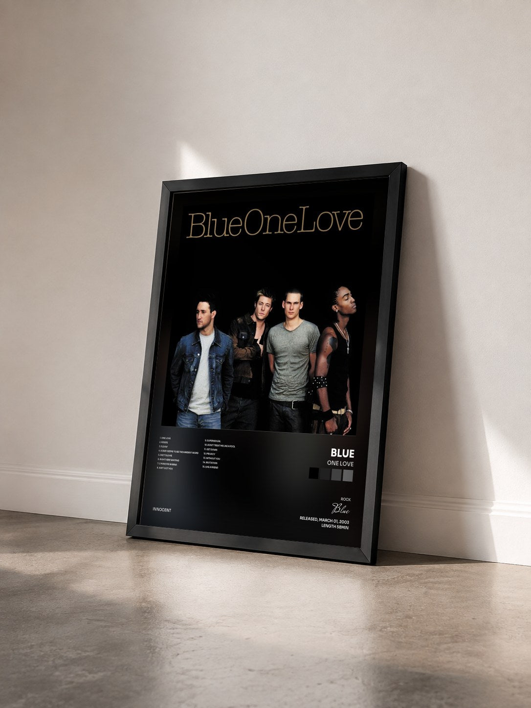 #noir Tableau de l'album One Love de Blue vu de trois quarts, cadre noir