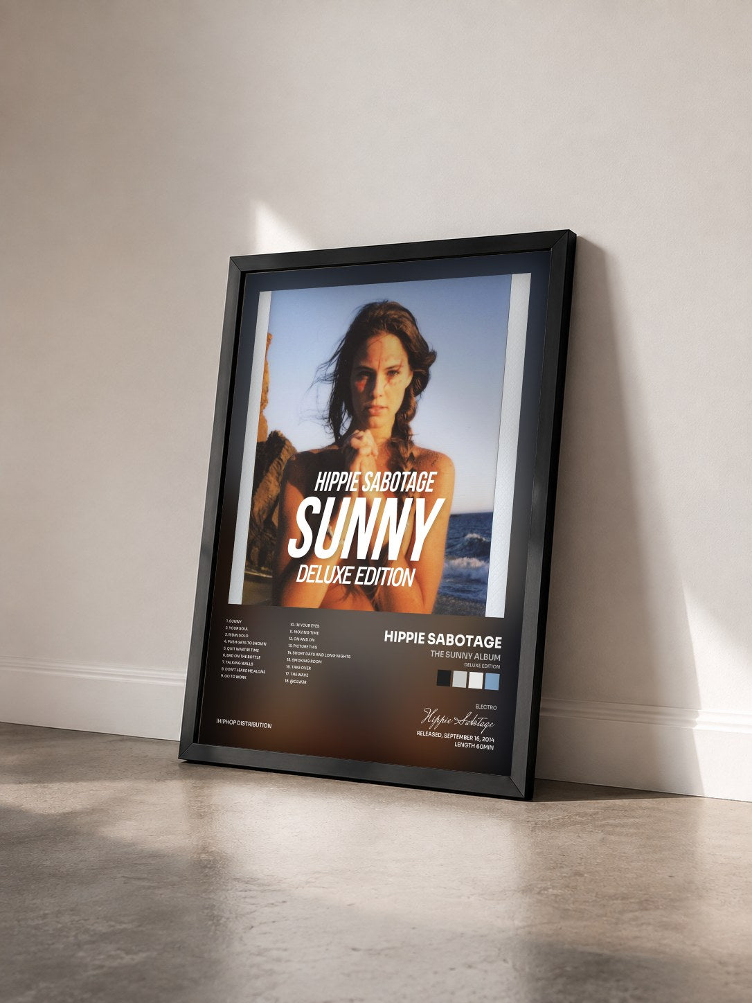 #noir Tableau de l'album The Sunny Album (Deluxe Edition) de Hippie Sabotage vu de trois quarts, cadre noir