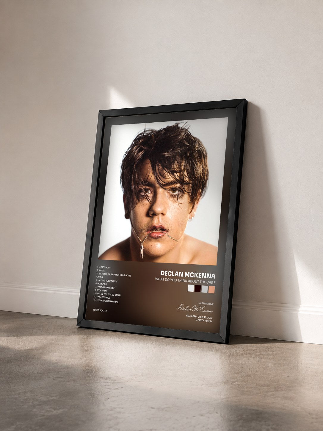 #noir Tableau de l'album What Do You Think About The Car? de Declan McKenna vu de trois quarts, cadre noir