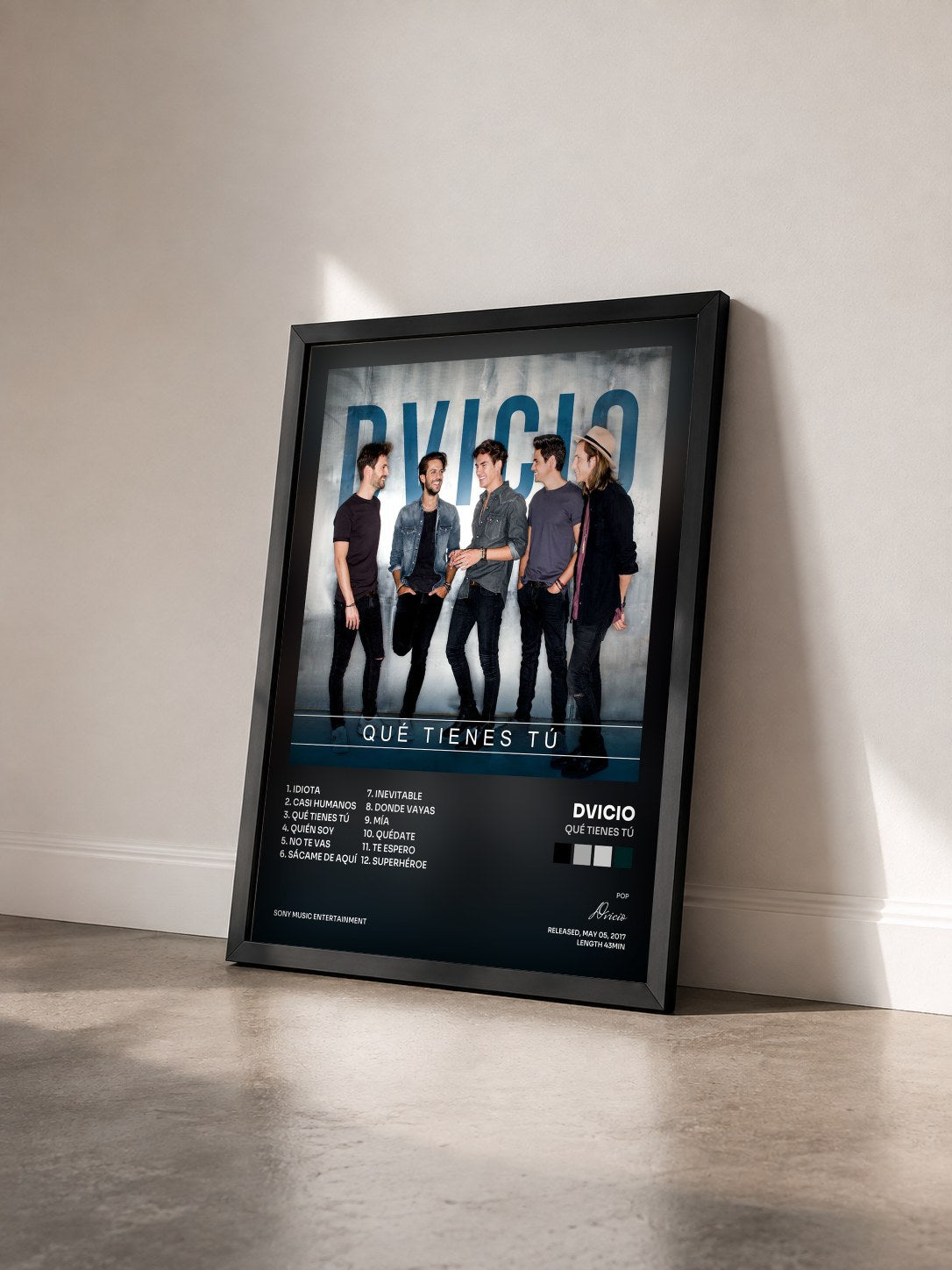 #noir Tableau de l'album Qué Tienes Tú de Dvicio vu de trois quarts, cadre noir