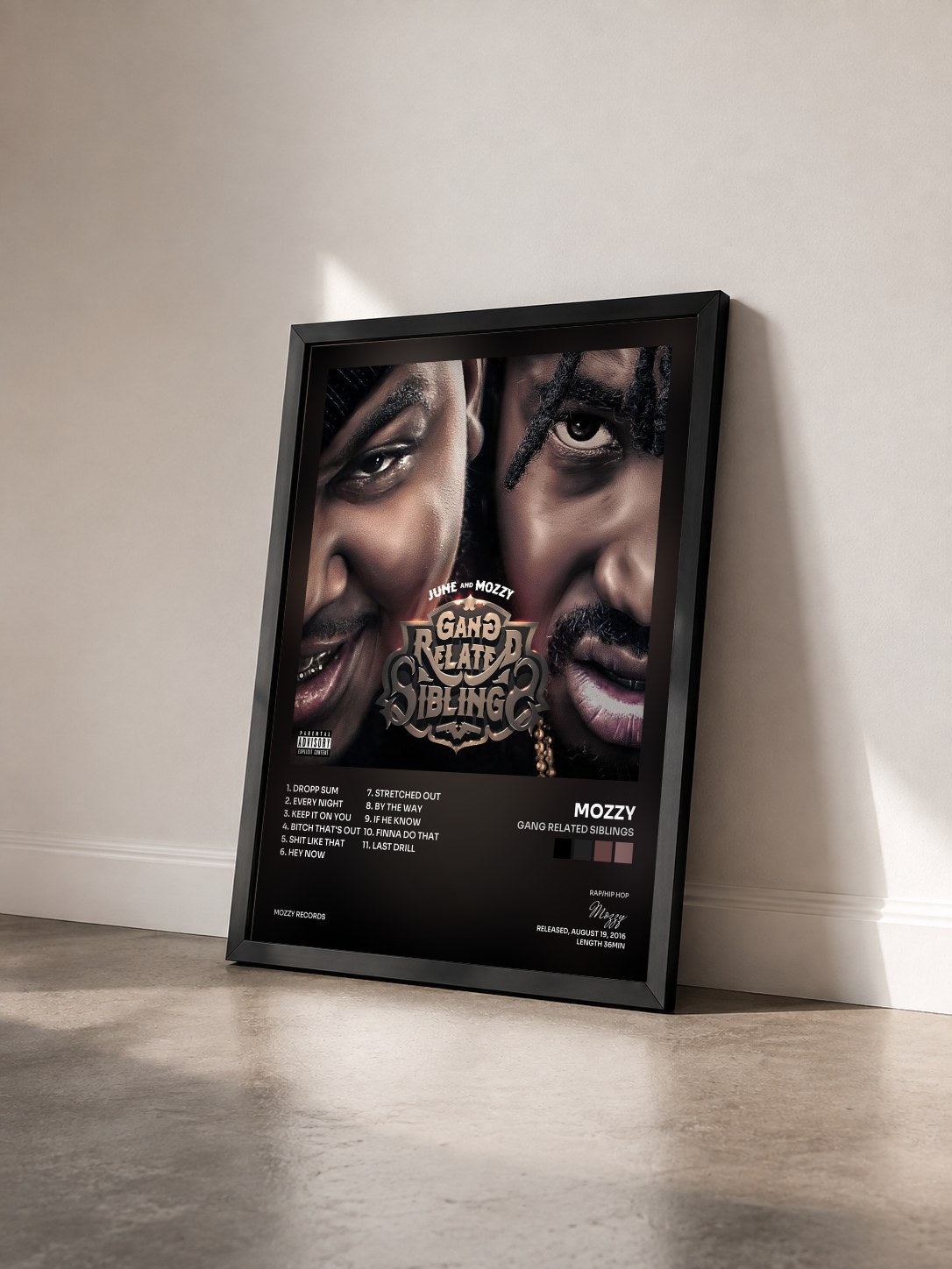 #noir Tableau de l'album Gang Related Siblings de Mozzy vu de trois quarts, cadre noir