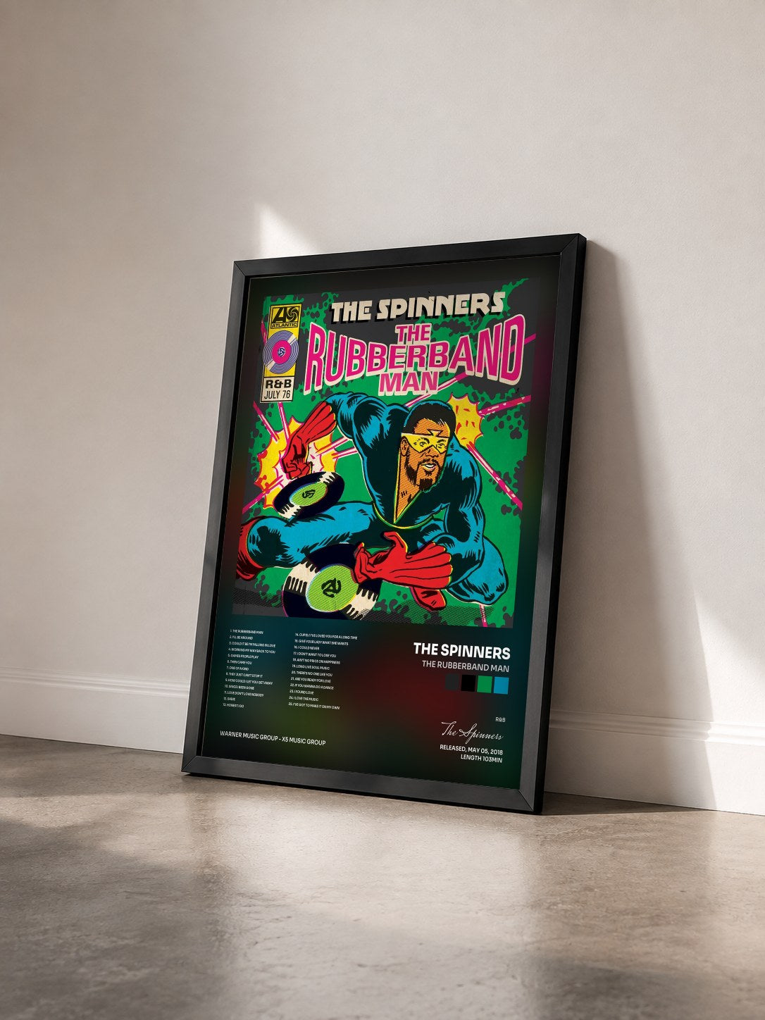 #noir Tableau de l'album The Rubberband Man de The Spinners vu de trois quarts, cadre noir
