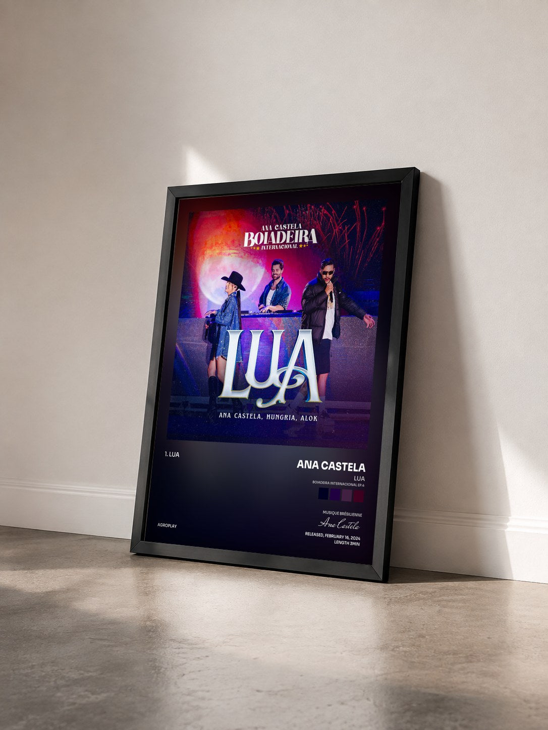 #noir Tableau de l'album Lua (Boiadeira Internacional EP.4) de Ana Castela vu de trois quarts, cadre noir