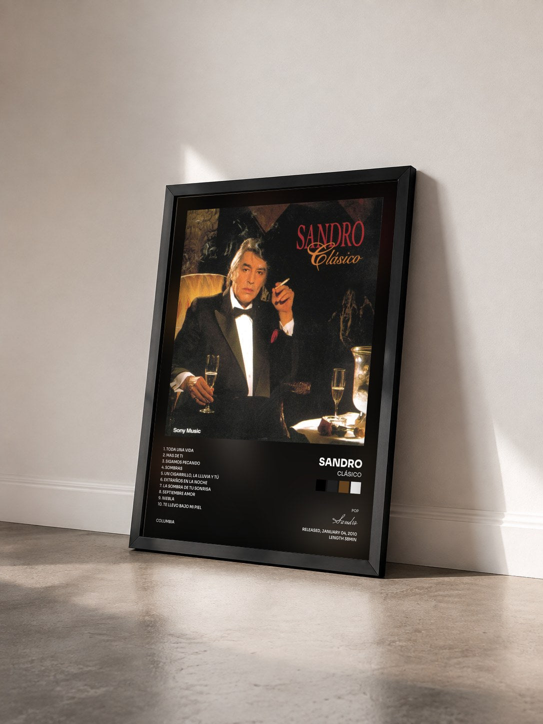 #noir Tableau de l'album Clásico de Sandro vu de trois quarts, cadre noir