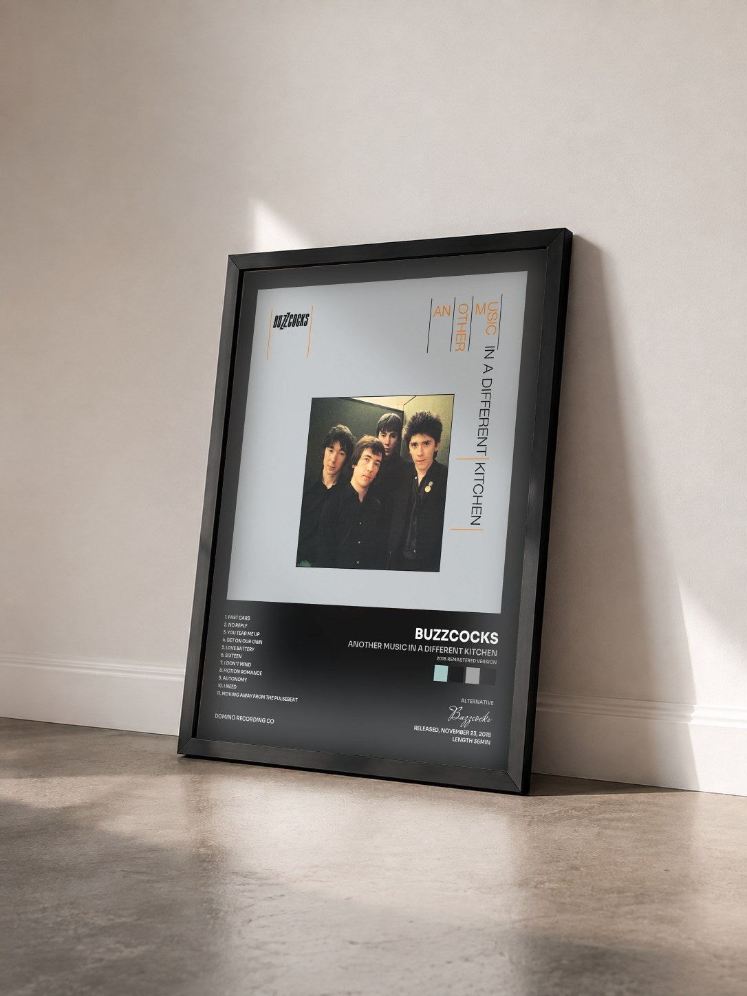 #noir Tableau de l'album Another Music In A Different Kitchen (2018 Remastered Version) de Buzzcocks vu de trois quarts, cadre noir