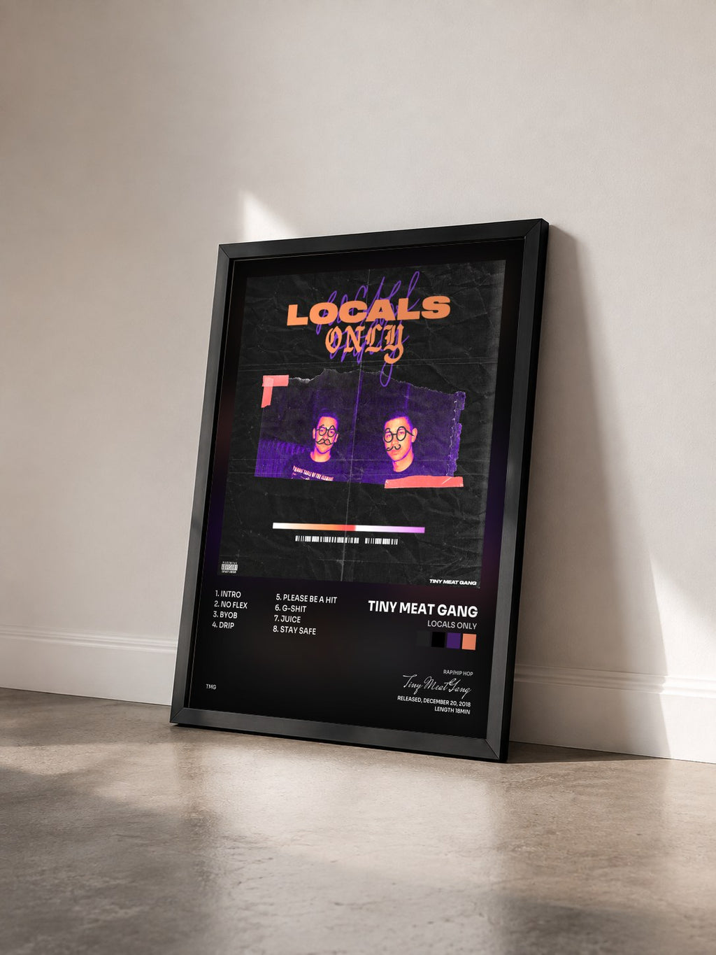 #noir Tableau de l'album Locals Only de Tiny Meat Gang vu de trois quarts, cadre noir