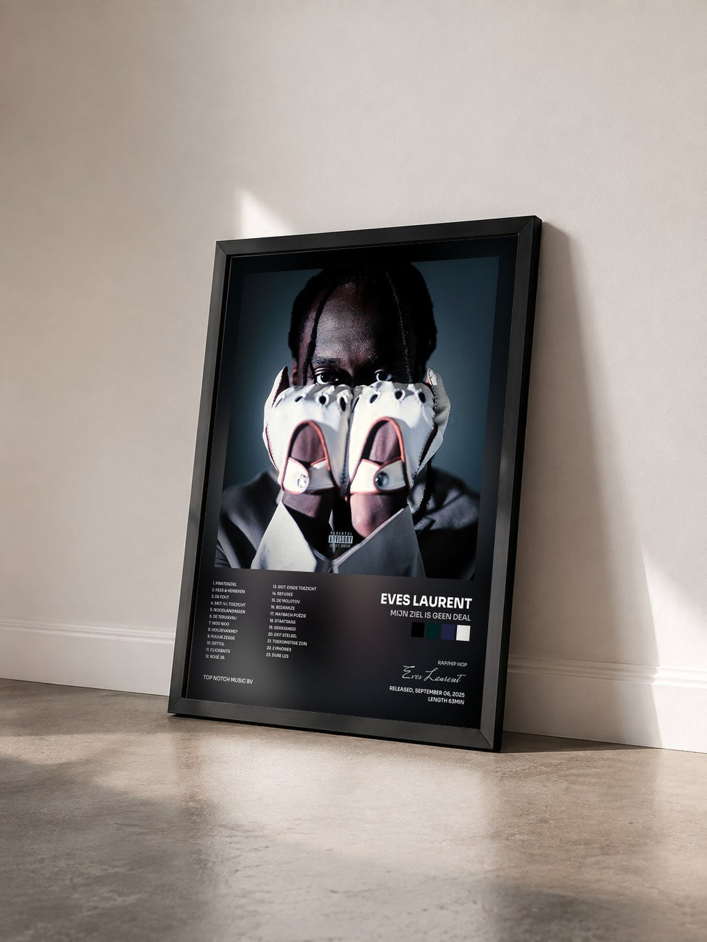 #noir Mijn Ziel Is Geen Deal di Eves Laurent in stampa incorniciata vista di tre quarti, cornice nera