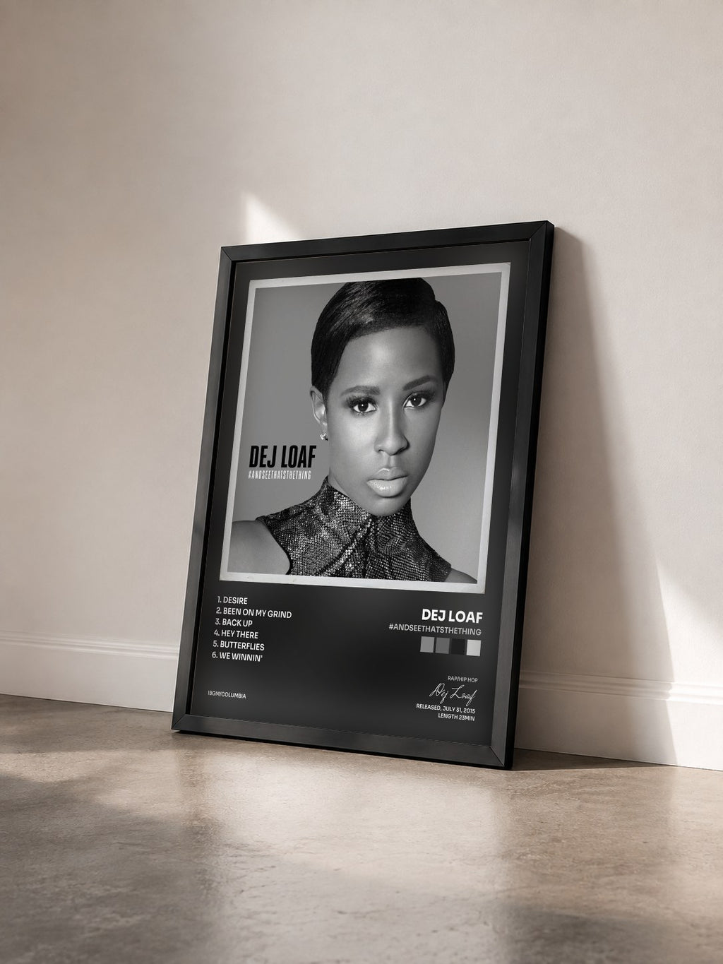 #noir Tableau de l'album #AndSeeThatsTheThing de Dej Loaf vu de trois quarts, cadre noir