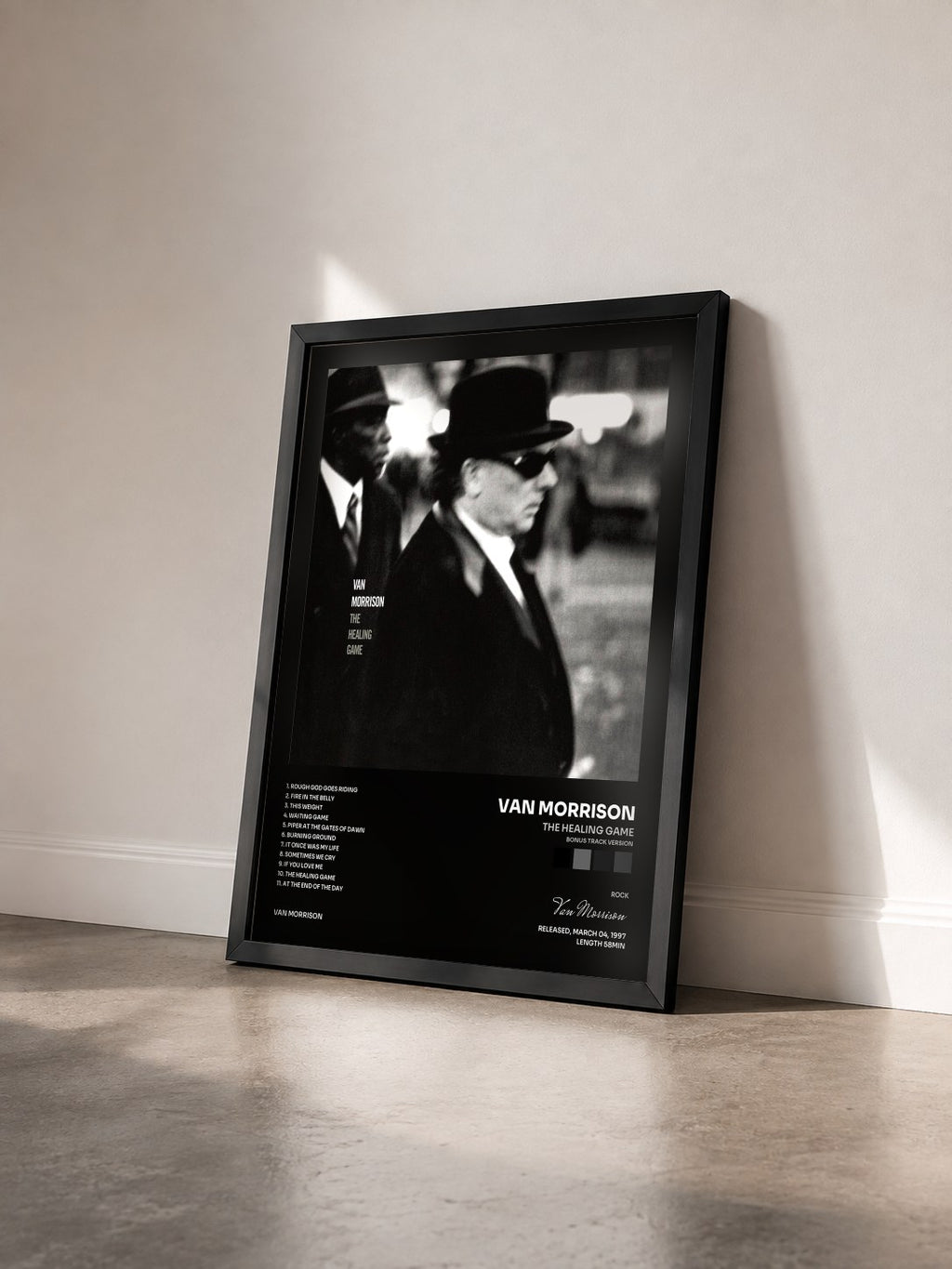 #noir Tableau de l'album The Healing Game (Bonus Track Version) de Van Morrison vu de trois quarts, cadre noir