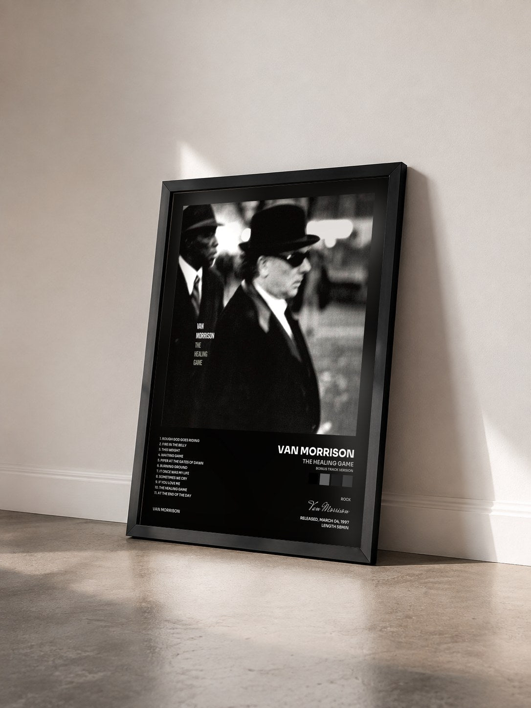 #noir Tableau de l'album The Healing Game (Bonus Track Version) de Van Morrison vu de trois quarts, cadre noir