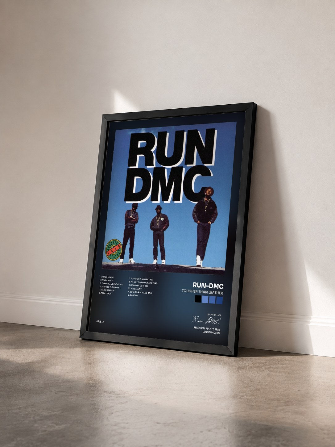 #noir Tableau de l'album Tougher Than Leather de Run-DMC vu de trois quarts, cadre noir