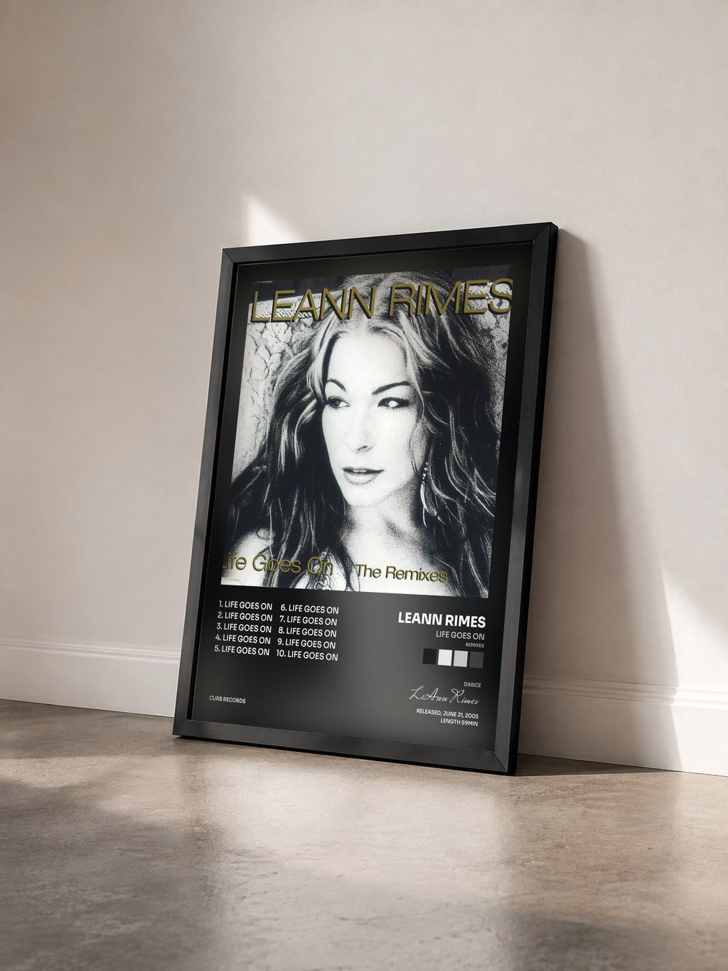 #noir Tableau de l'album Life Goes On (Remixes) de LeAnn Rimes vu de trois quarts, cadre noir