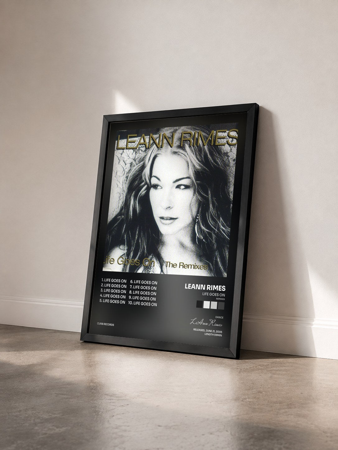 #noir Tableau de l'album Life Goes On (Remixes) de LeAnn Rimes vu de trois quarts, cadre noir