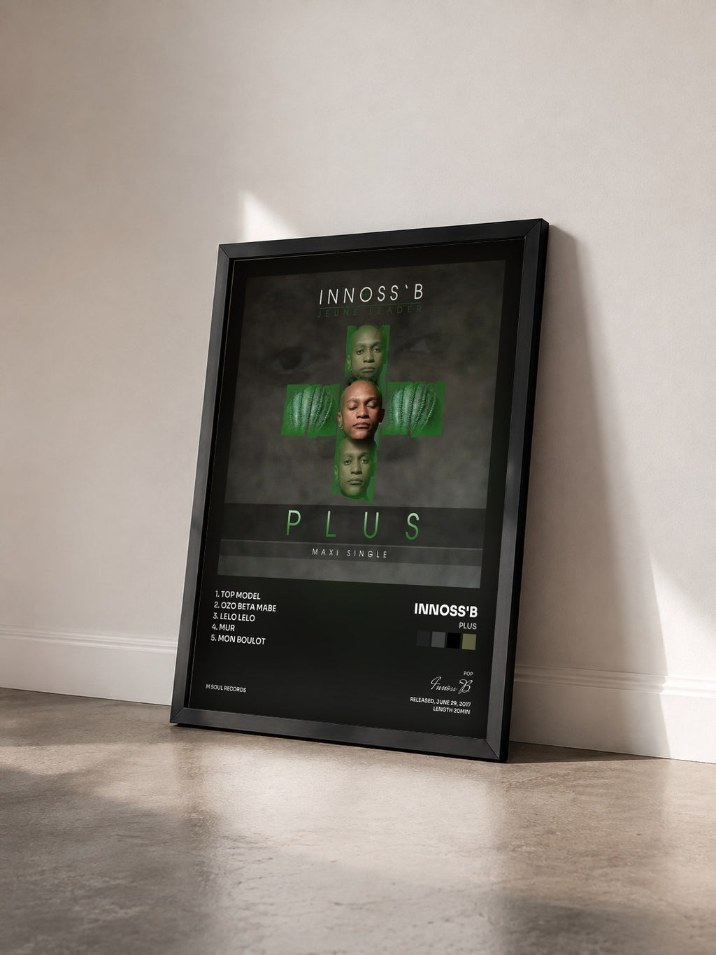 #noir Tableau de l'album Plus de Innoss'B vu de trois quarts, cadre noir