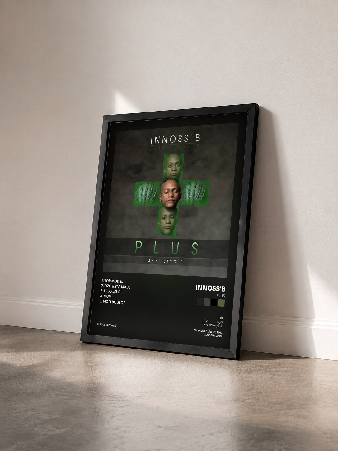 #noir Tableau de l'album Plus de Innoss'B vu de trois quarts, cadre noir