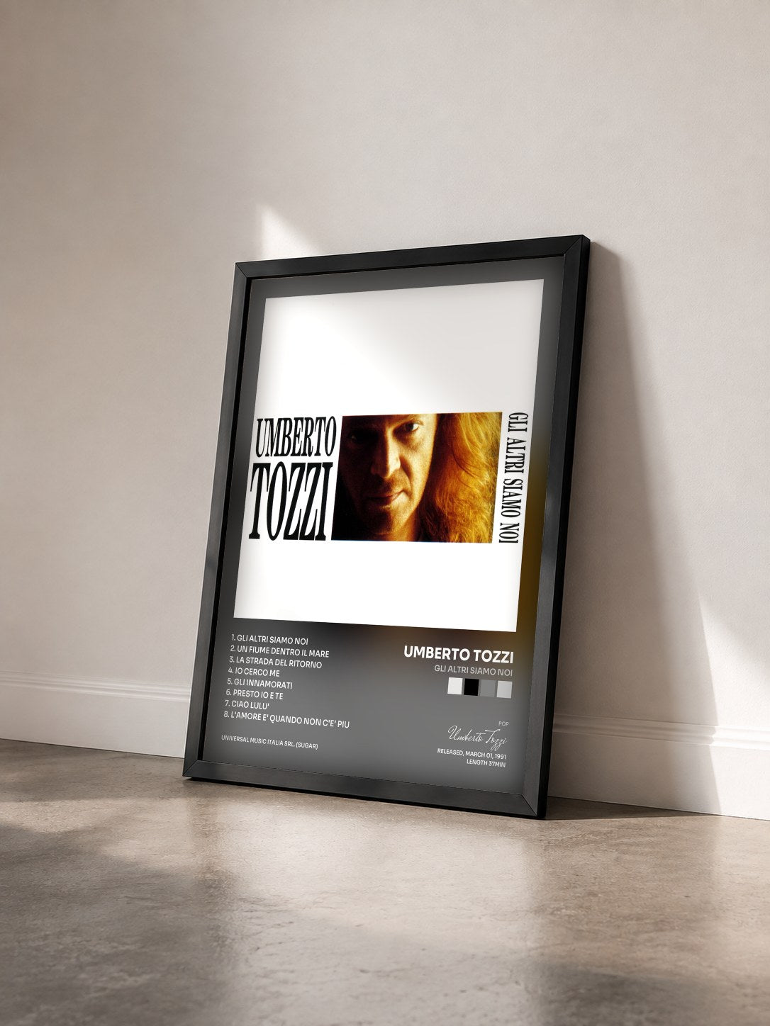 #noir Tableau de l'album Gli altri siamo noi de Umberto Tozzi vu de trois quarts, cadre noir