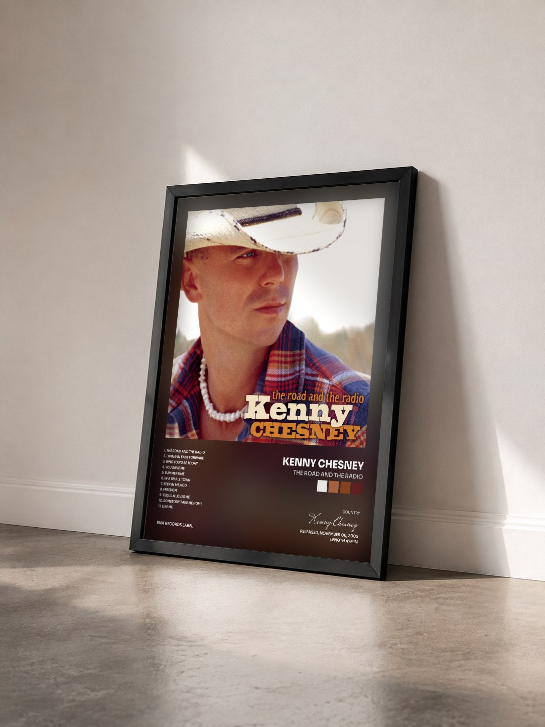 #noir Tableau de l'album The Road And The Radio de Kenny Chesney vu de trois quarts, cadre noir