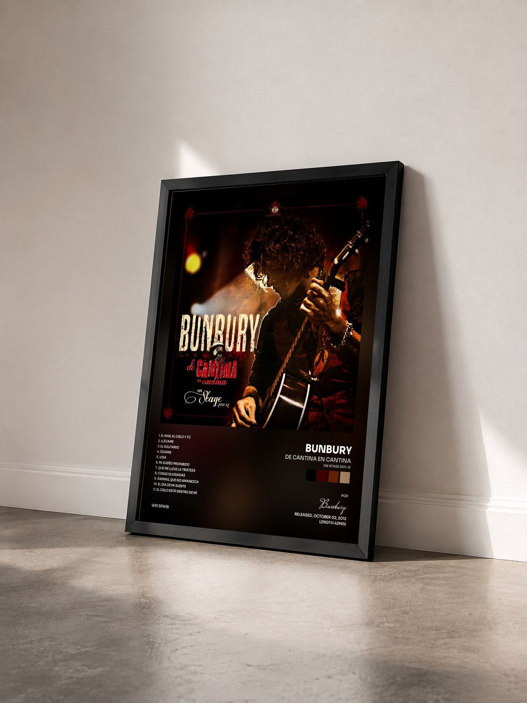 #noir Tableau de l'album De cantina en cantina (On Stage 2011-12) de Bunbury vu de trois quarts, cadre noir