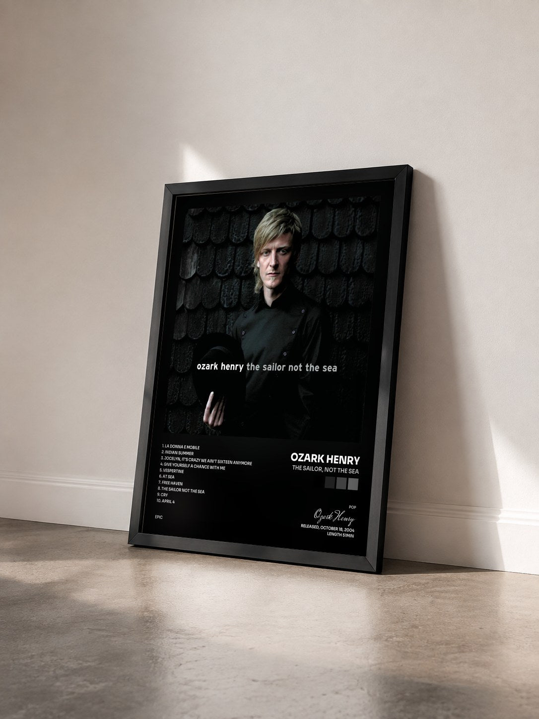 #noir Tableau de l'album The Sailor, Not The Sea de Ozark Henry vu de trois quarts, cadre noir