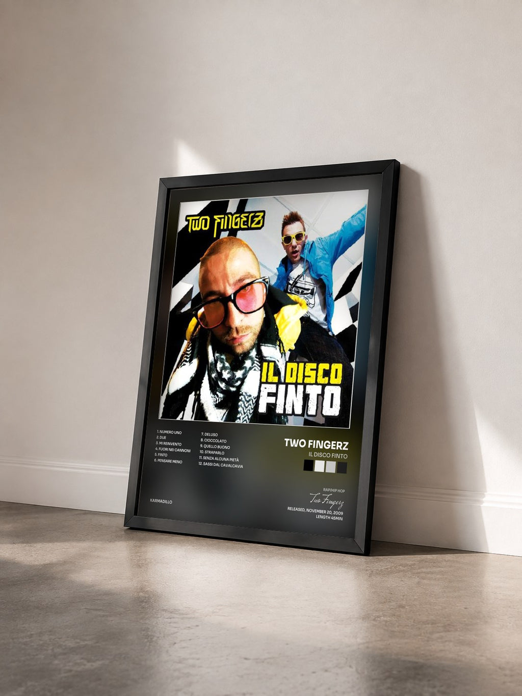 #noir Tableau de l'album Il disco finto de Two Fingerz vu de trois quarts, cadre noir